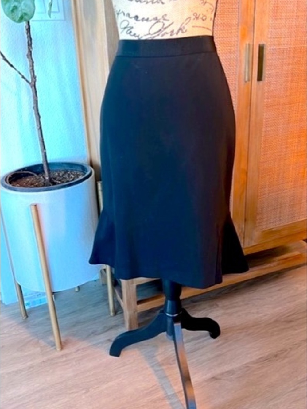 Ann Taylor Black Knit Trumpet Midi Skirt | Size 6 | Like New - Picture 3 of 6